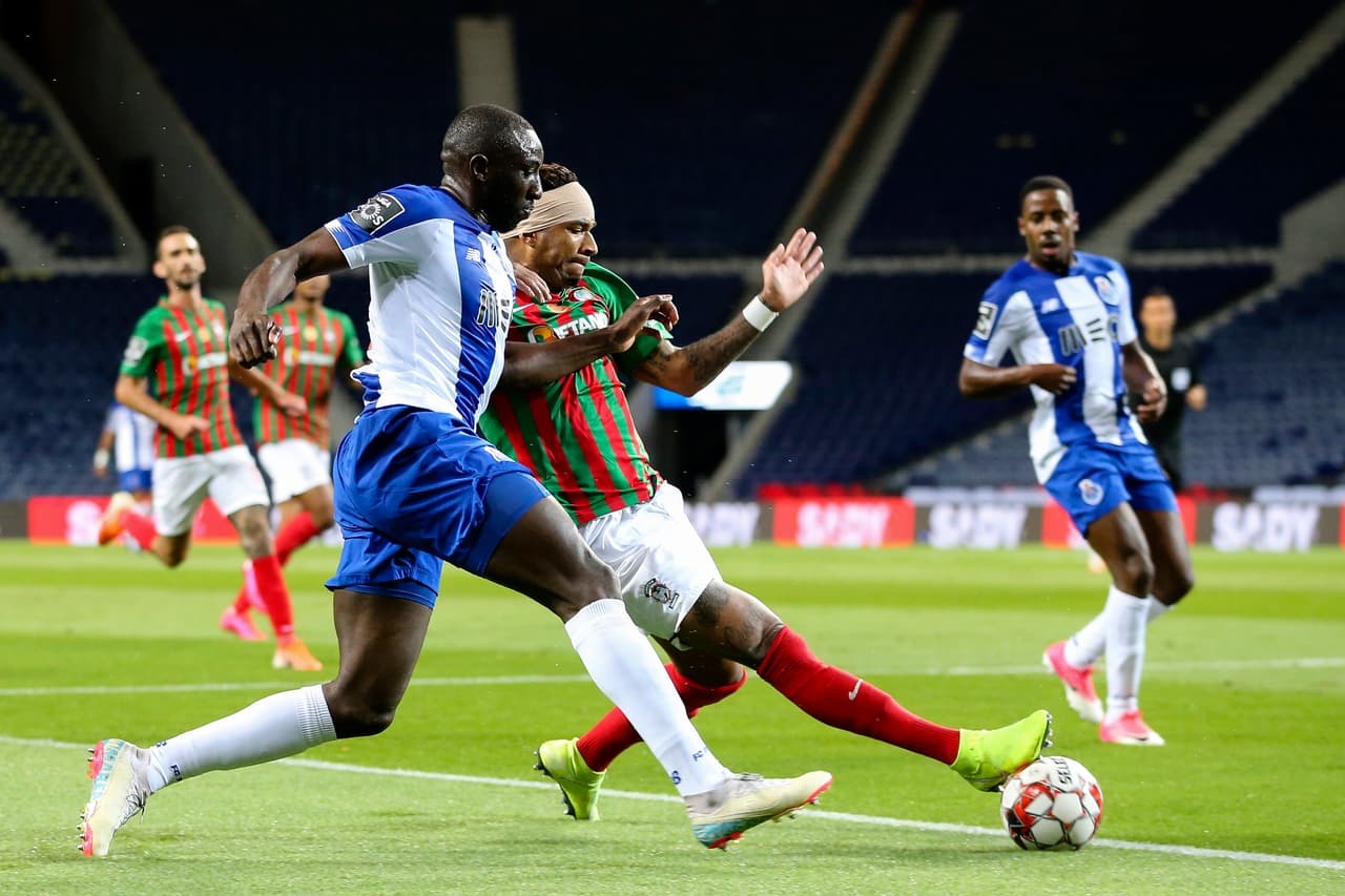 Moussa Marega se escapaba por toda la banda, por loq ue el jugador del Marítimo Rene se barre de manera perfecta y le roba el blón al jugador del Porto.