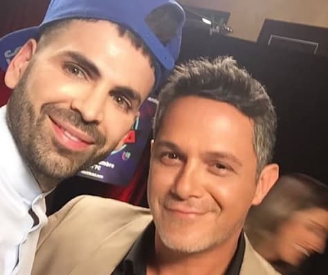 Jomari Goyso no dejó pasara la oportunidad de tomarse una selfie con Alejandro Sanz. ¡Qué sonrientes!