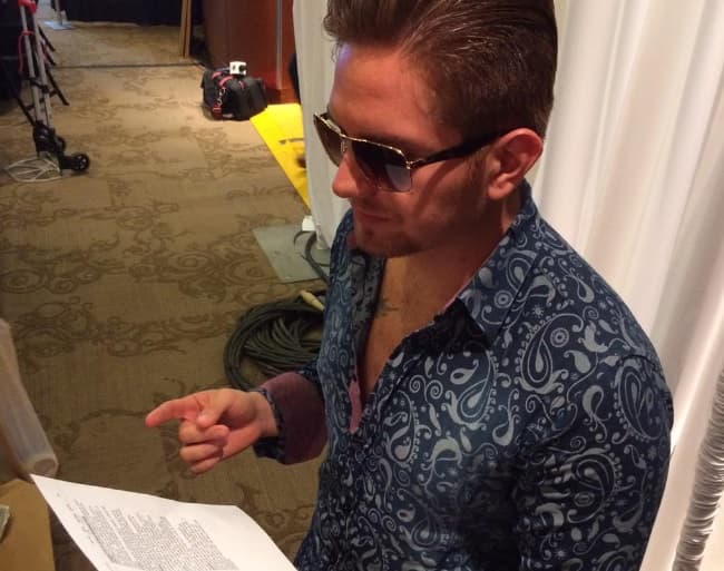 ¡Uh! Pero qué seriedad la de El Dasa, esta vez no nos regaló una sonrisita, ¡lo atrapamos estudiando sus líneas!