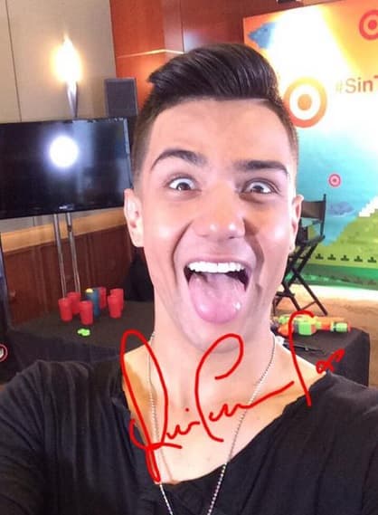 ¡Y esto? Es Luis Coronel pasándola de maravilla en los ensayos.