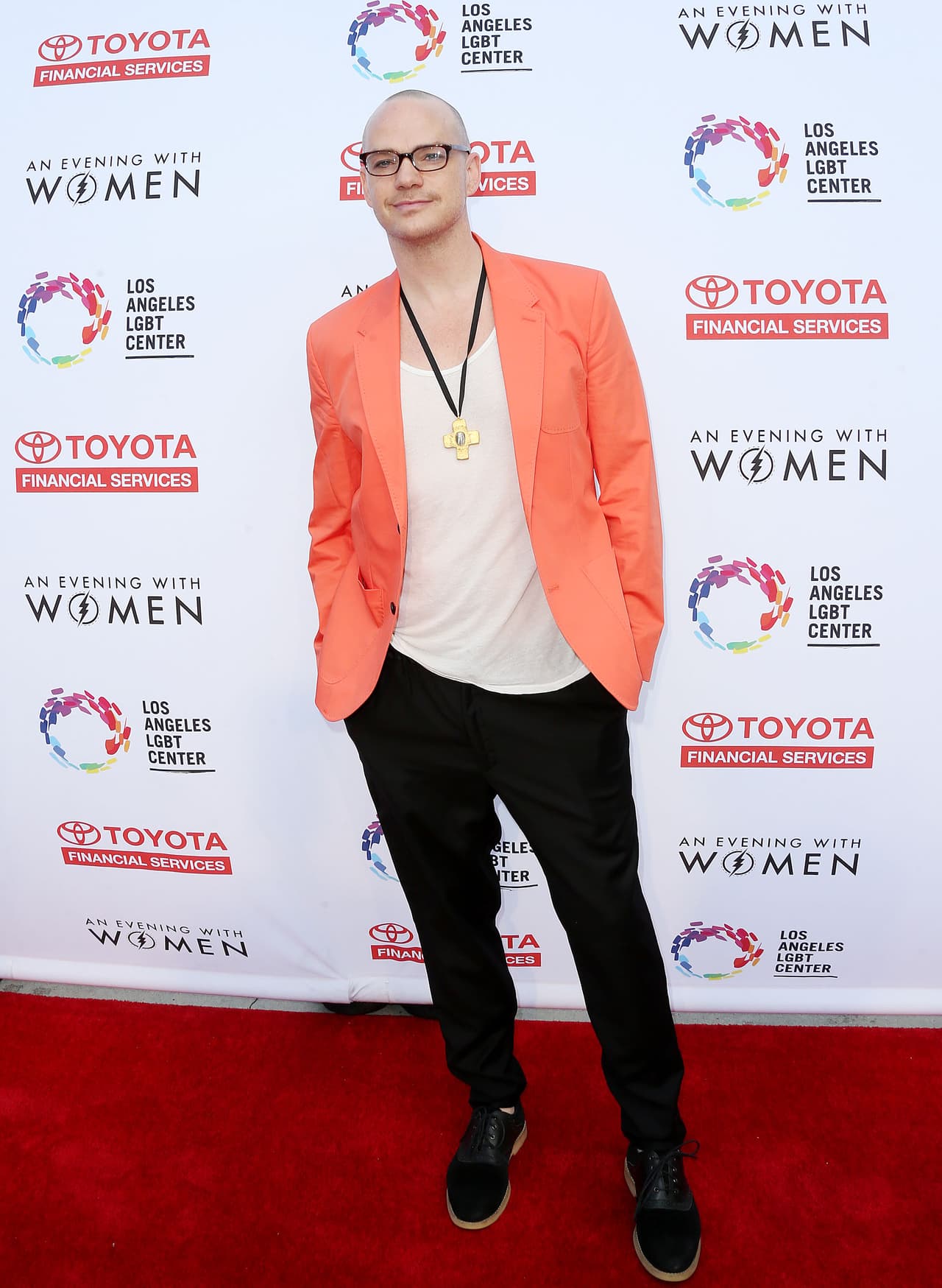 Esta tendencia no sólo la han adoptado las mujeres, también los hombres lucen prendas en este color y lo hacen muy bien.