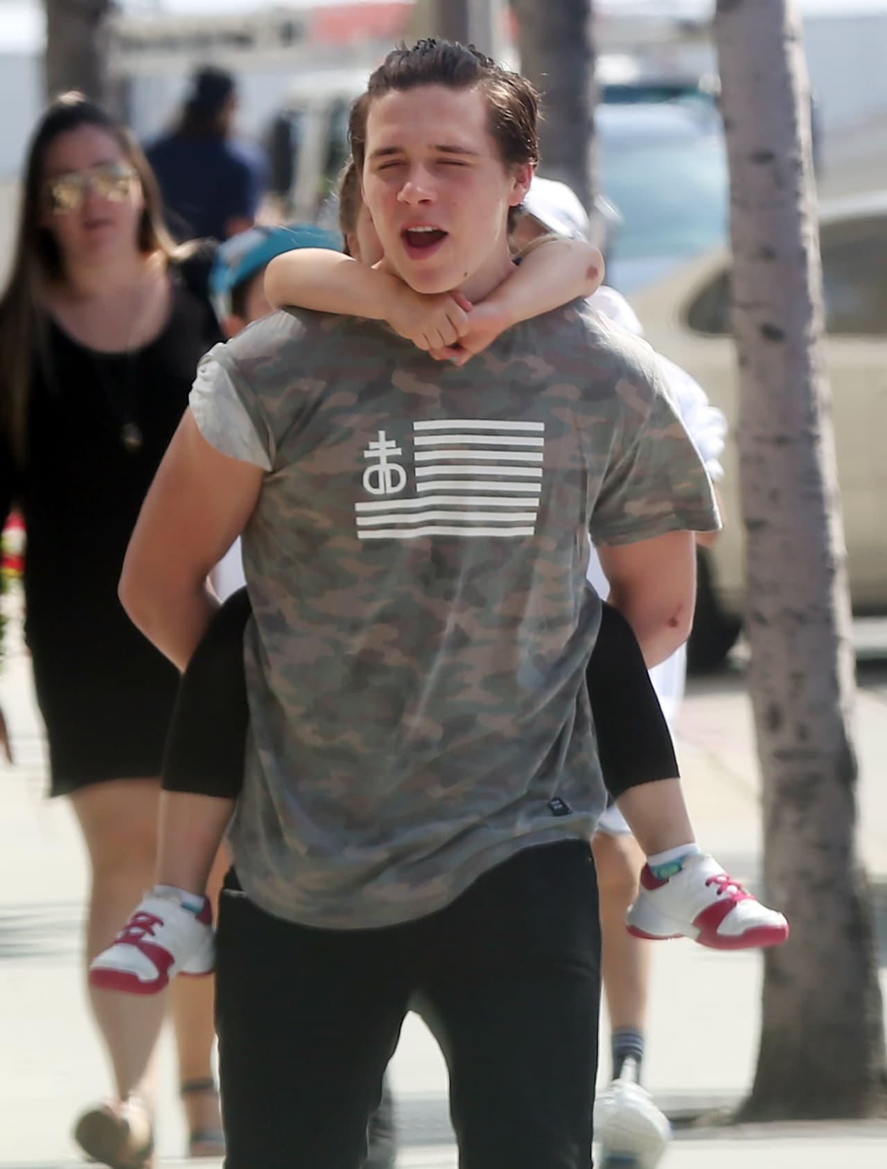 El hijo mayor de los Beckham demostró lo amoroso que es con su hermanita.