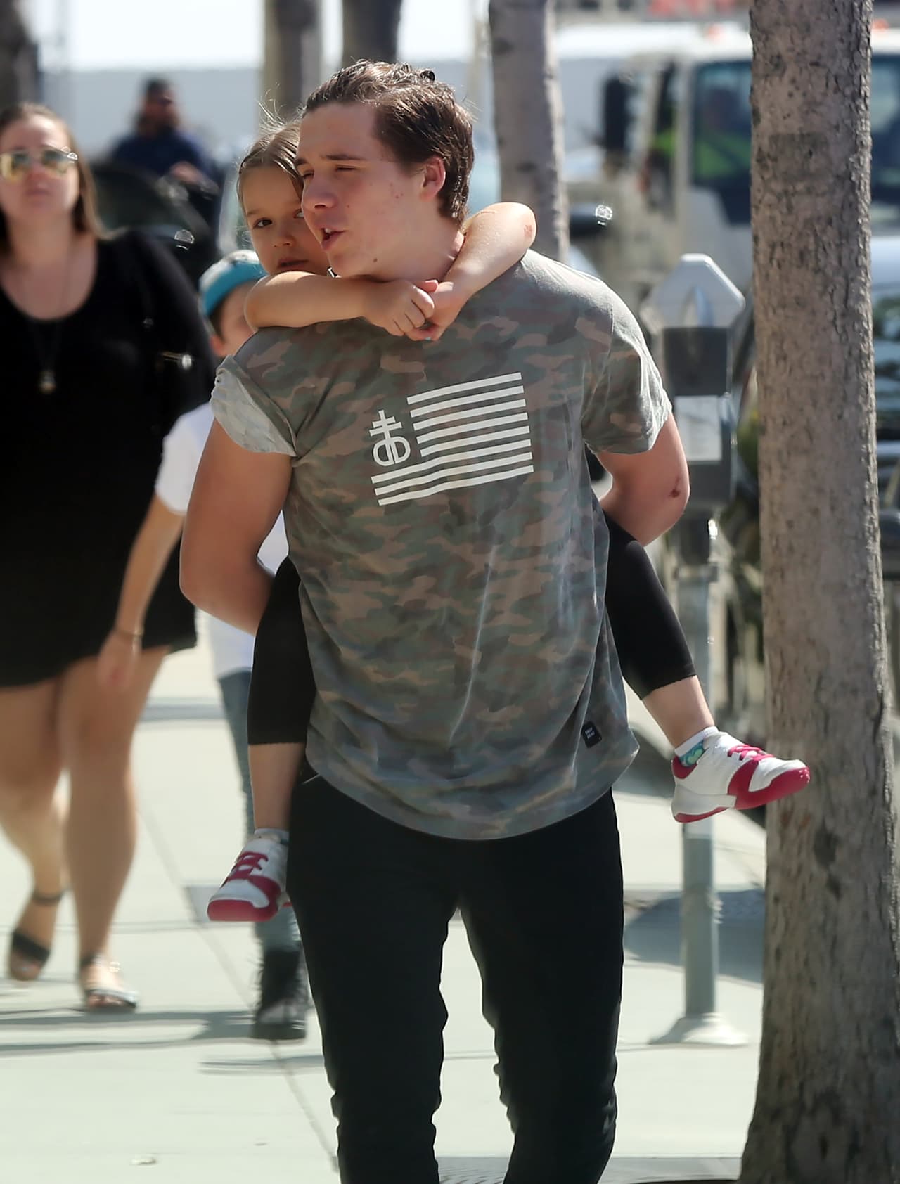 La cargó de "caballito" por las calles de Los Angeles.