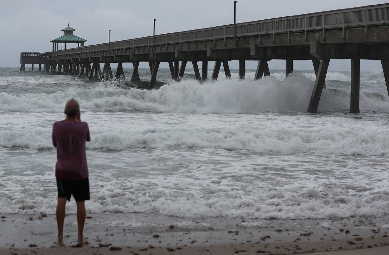 En Deerfield Beach, en el condado Broward, la marejada debajo del muelle fue retratada por algunos aficionados.