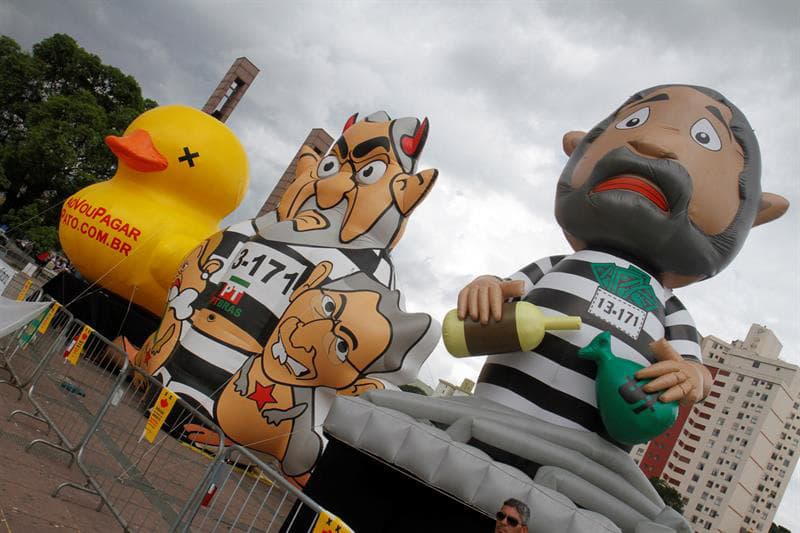 Marionetas en la manifestación en la Plaza de la Libertad.
