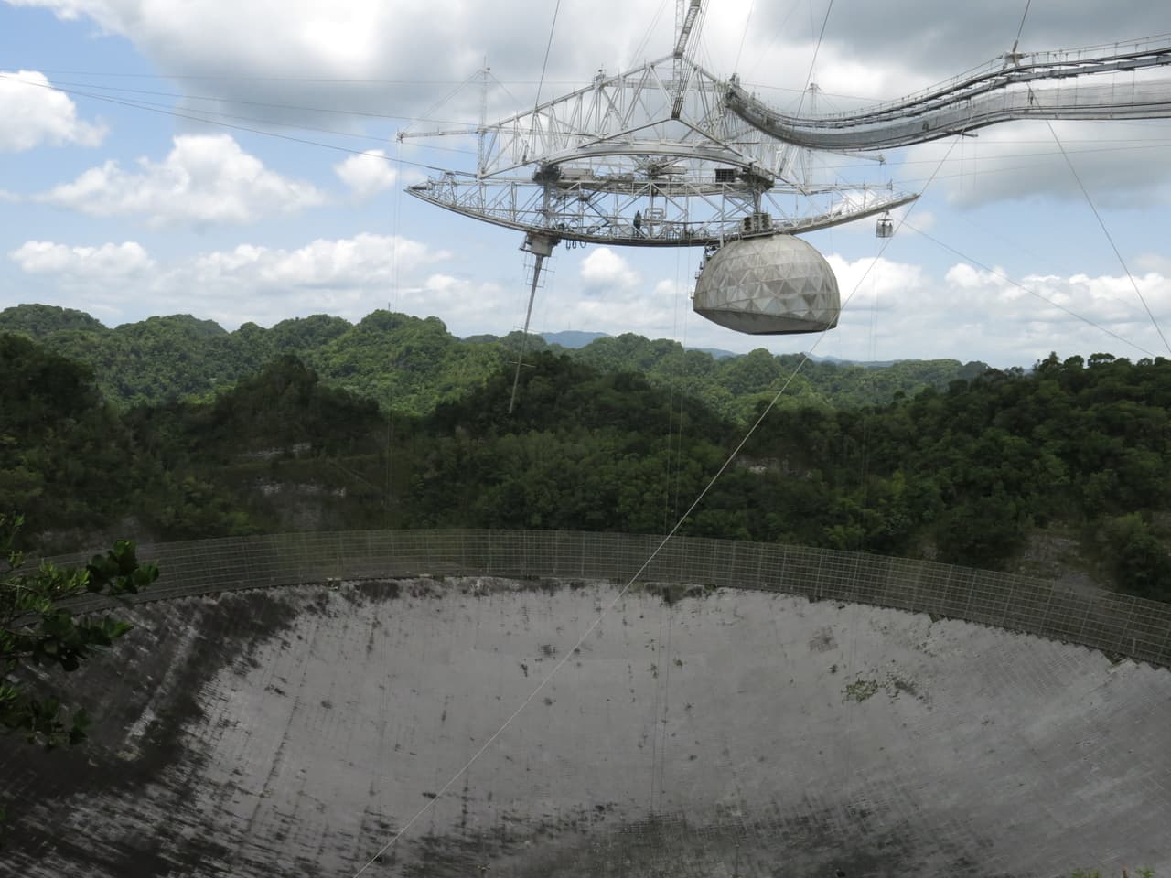 Esta imagen, tomada el 13 de julio de 2016, muestra el segundo mayor radiotelescopio del mundo en el observatorio Arecibo en Arecibo, Puerto Rico.
