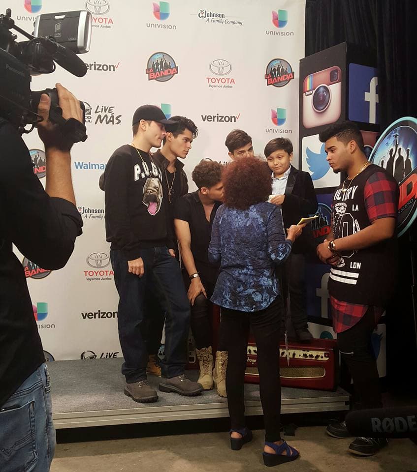 Matthew hace muy bien su trabajo como reporterito.