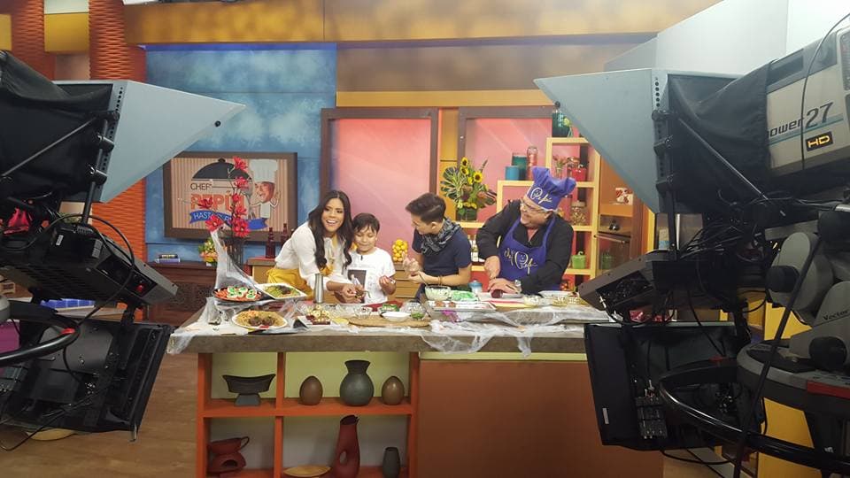 Además de cantar, le encanta cocinar.