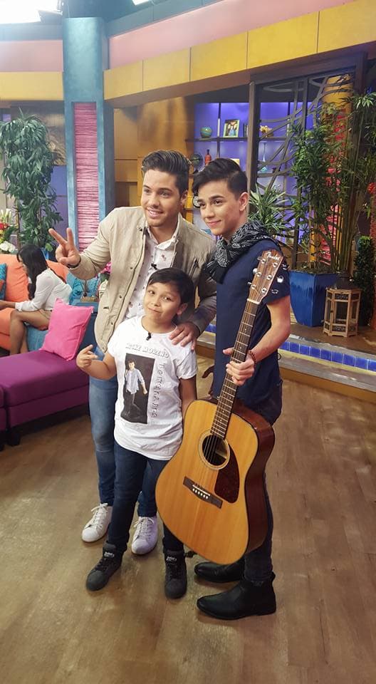 Le encanta cantar con sus amigos.