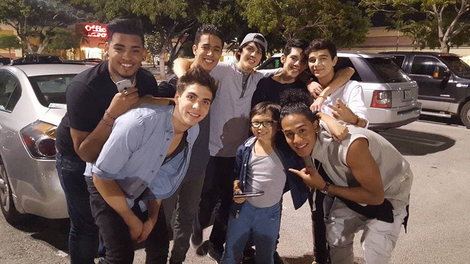 Matthew en entrevista con los chicos de La Banda.