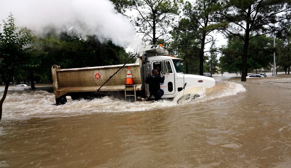 Un camión trata de avanzar por las calles inundadas de Houston.