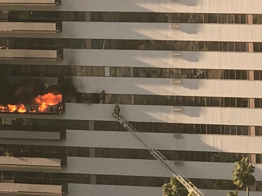 Momento en que un bombero rescata a un hombre en un edifico en llamas en Los Ángeles el 19 de enero de 2020.
