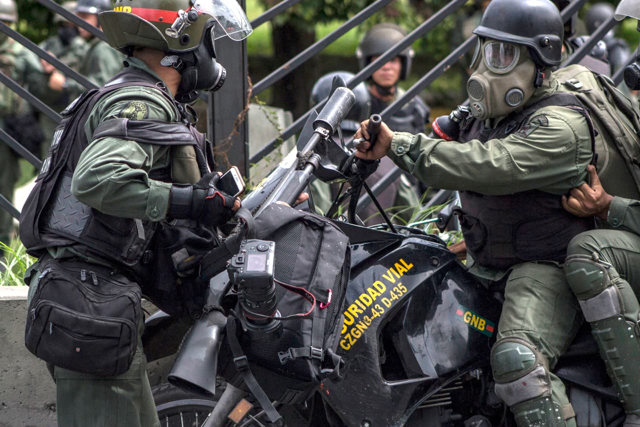 Agentes de la Guardia Nacional cargan con los equipos tomados a la fuerza al reportero Francisco Bruzco. El incidente fue denunciado por el Sindicato nacional de trabajadores de la Prensa.