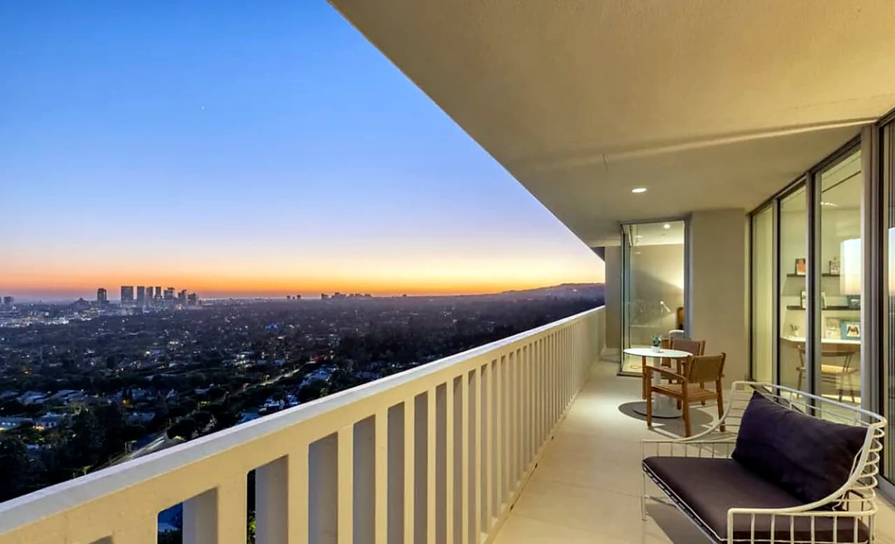 Se trata de un lujoso apartamento con una vista espectacular en un edificio de ricos y famosos ubicado en el popular Sunset Strip, en el área de Los Ángeles.