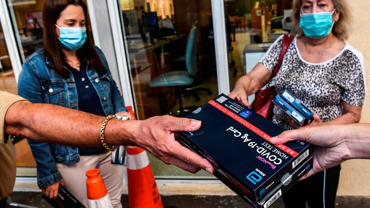 Estas son las bibliotecas de Miami-Dade y Broward donde reparten test caseros gratis de covid-19 