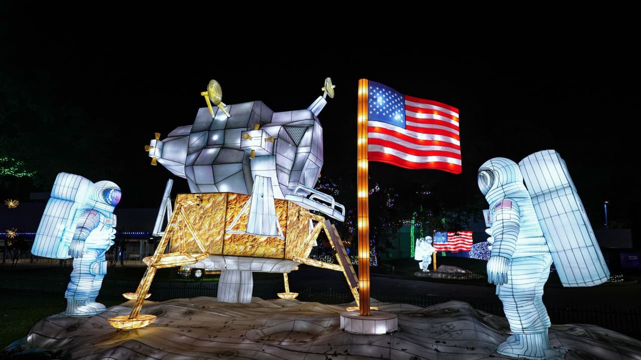 <b><a href="https://www.univision.com/local/houston-kxln/asi-luce-galaxy-lights-la-exhibicion-de-luces-navidenas-de-la-nasa-en-houston-video">Galaxy Lights regresa este 2025</a></b> como el espectáculo navideño más brillante de Houston, encendiendo Space Center Houston del 15 de noviembre al 4 de enero. La experiencia ofrece una combinación única entre iluminación festiva y elementos inspirados en la exploración espacial.