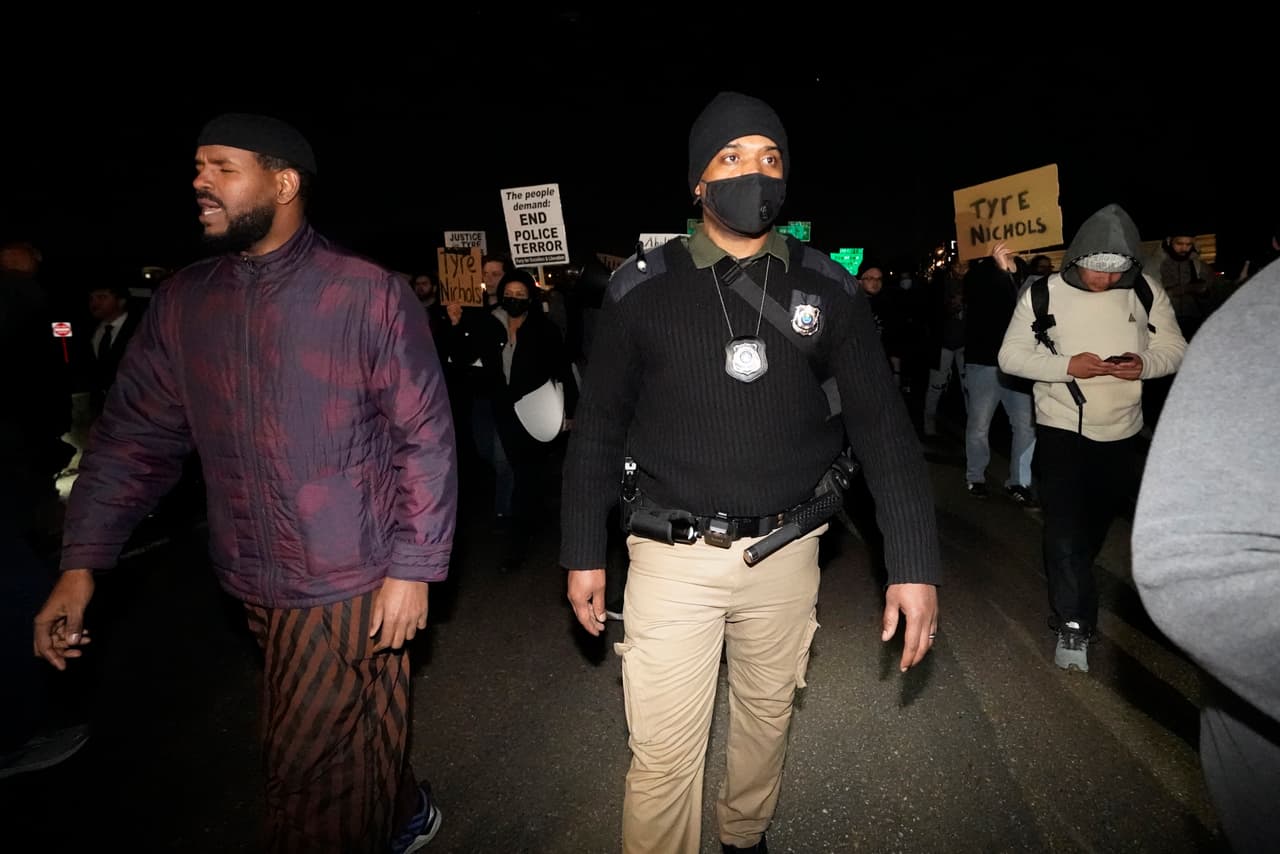 En el mismo tono se manifestaron los familiares de Nichols, quienes insistieron en pedir que quien proteste tras la revelación de las imágenes, lo haga pacíficamente y sin recurrir a la violencia de ningún tipo.