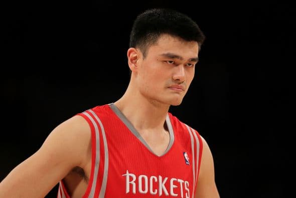 18. YAO MING- El trabajo en la cancha de este basquetbolista le vale para haber sido calificado como uno de los mejores centros de los Rockets. Es por ello que importantes marcas como Reebok lo han buscado para formar parte de su imagen. De 2010 a 2011 el basquetbolista ganó $27.7 millones.
