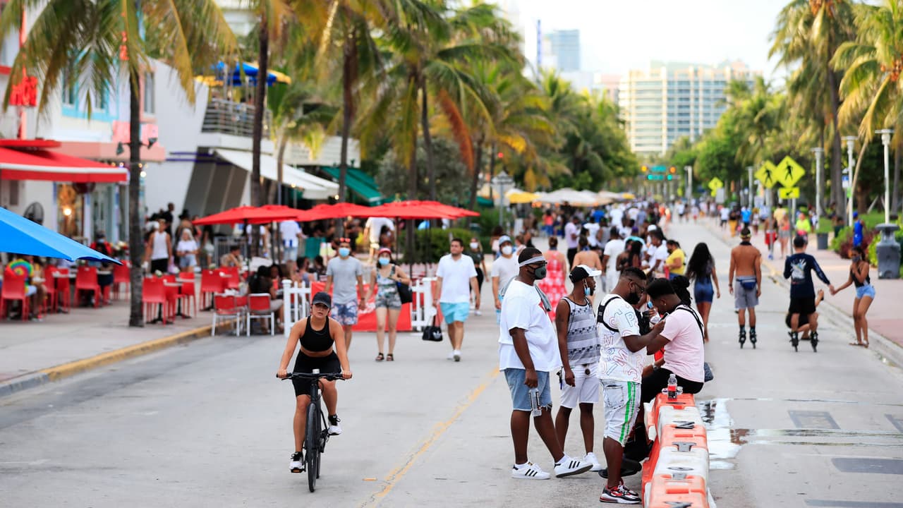En días pasados, Miami-Dade levantó la medida del toque de queda a partir de las 12:00 am, que llevaba cerca de un año tras el inicio de la pandemia. 
<br>