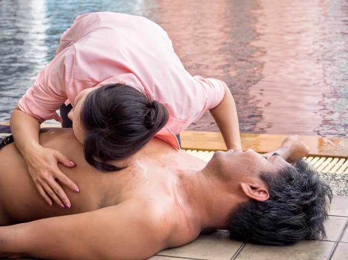 Si ves a alguien colapsar de repente y compruebas que no está respirando, procede de inmediato a realizar reanimación cardiopulmonar con las manos. 
<b>No tienes que intentar revivir a la persona con respiración boca a boca.</b>
<br>