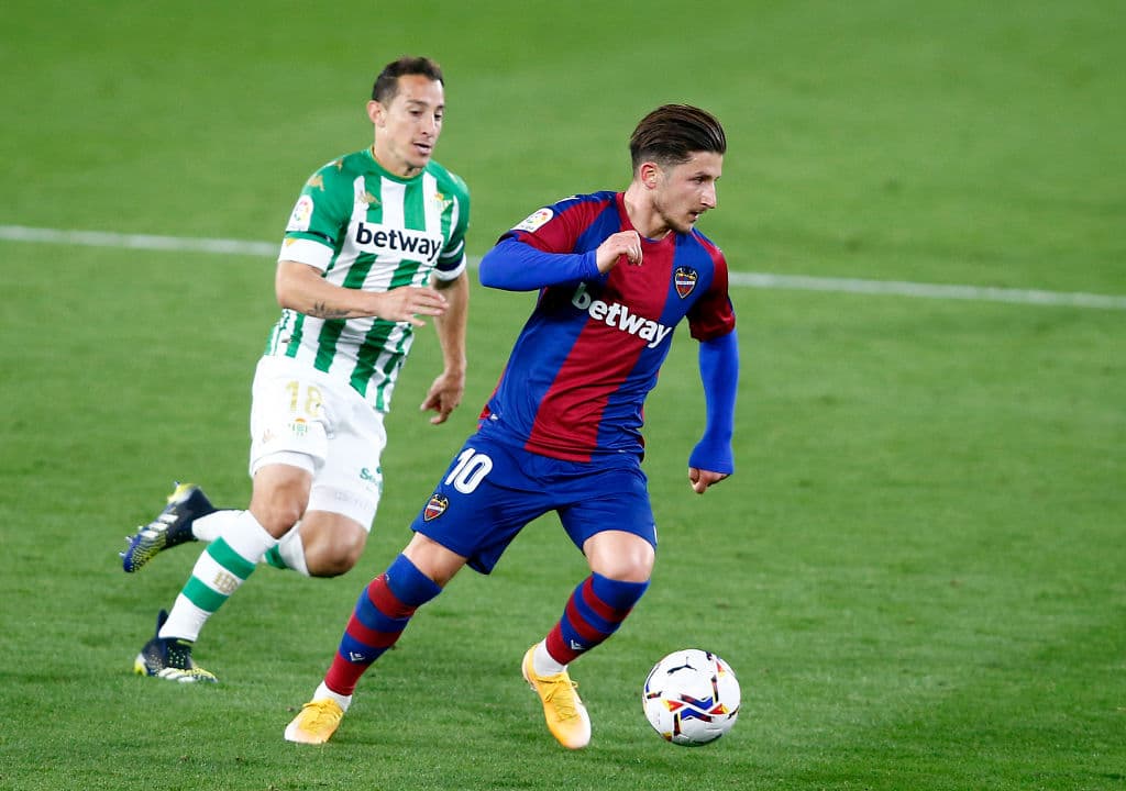 Fekir (70’) y Jiménez (75’) marcaron los tantos que definieron el cotejo. Lainez salió al 66’ y Guardado participó todo el encuentro. En sus siguientes compromisos, Betis visitará al Elche y Levante recibirá al Huesca.