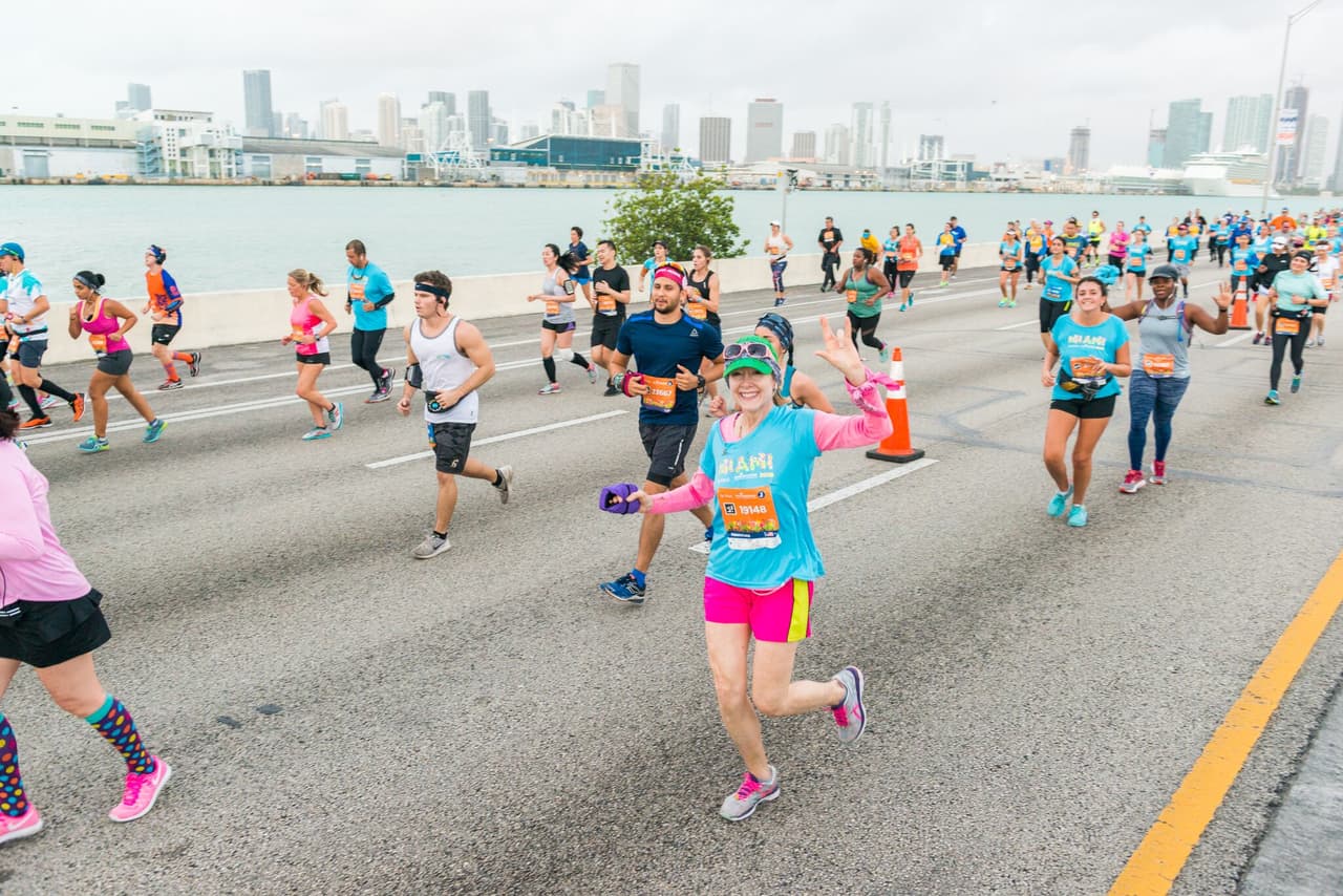 Para quienes aspiran terminar la media maratón de Miami debe recorrer una distancia de 21 kilómetros desde el centro de Miami, pasar por Miami Beach y regresar atravesando el Venetian Causeway.
