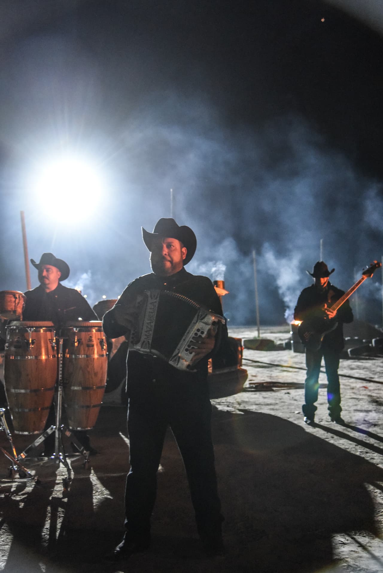 Marlene Favela y Salvador Zerboni son los protagonistas de esta historia de desamor y en las fotos, se puede apreciar la buena convivencia entre ellos y la agrupación norteña.