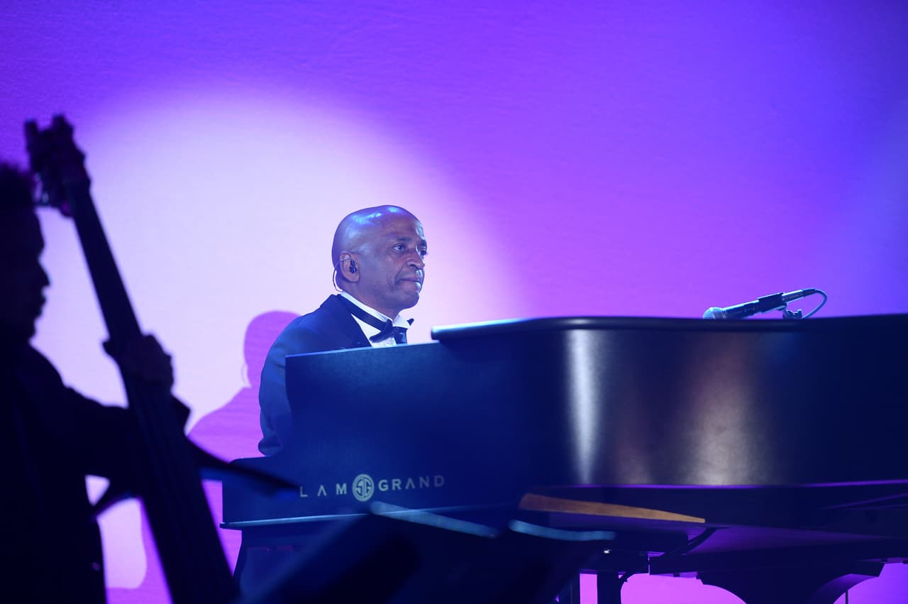 El músico asegura que su vida cambió desde mayo del 2019, cuando comenzaron las audiciones de Reina de la Canción, pues a partir de entonces ha aprendido muchísimo: "Creo que soy mejor productor desde que estoy en este programa”, y es que además de que es la primera vez que trabaja con un artista en tiempo real, ahora sabe comunicarse mejor.