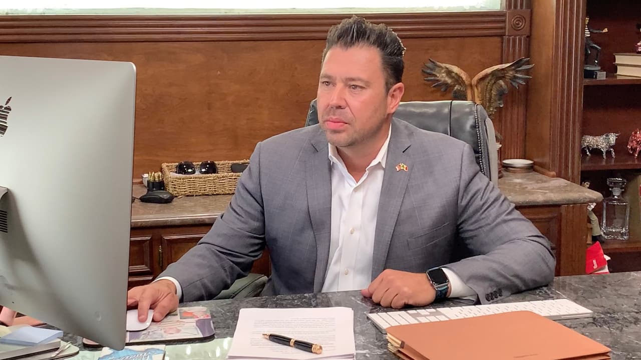 El abogado Joe Ray Rodríguez aconseja que tomes fotos, anotes la información de testigos, busca si hay cámaras de seguridad alrededor del accidente porque son elementos que podrían ser muy útiles en caso de reclamo por daños y para gastos médicos.