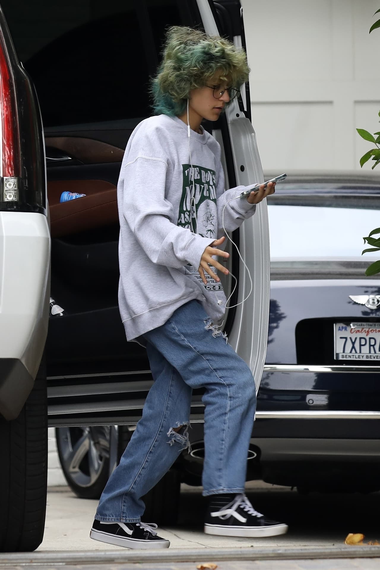 La manera en que Jennifer López le presentó ha sido descrita por algunos medios como un elegante gesto para respetar las decisiones que ha tomado Emme en cuanto a su identidad. 
<br>