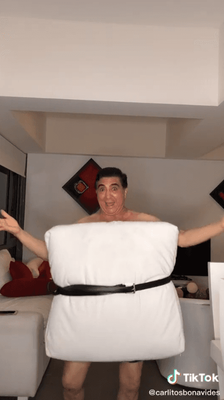 En el comedor se vislumbra el cuadro más grande, mientras que, en la pared contraria de la sala, de cada lado del televisor están colgados otros dos.