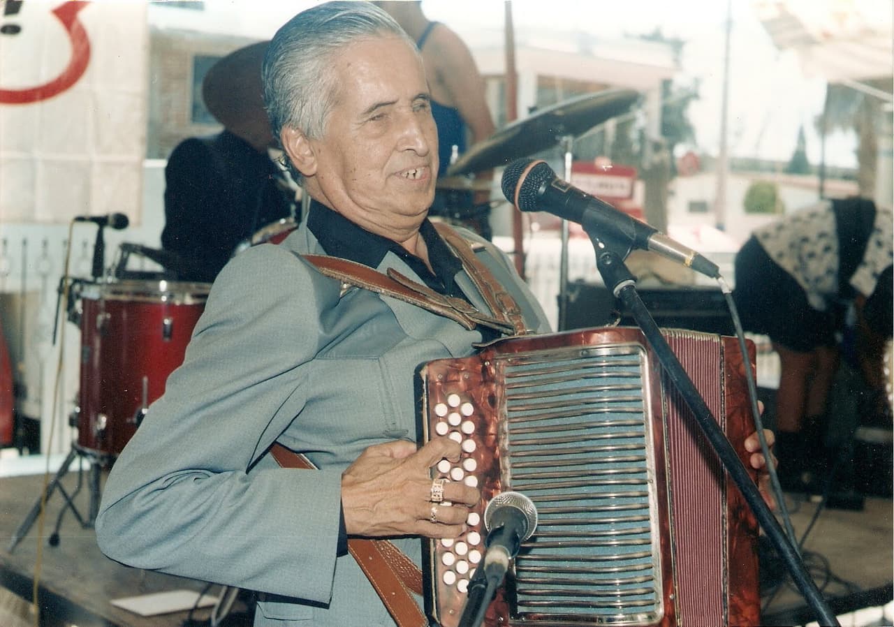 Mención especial en la lista es para José Lorenzo Morales, 'El Conejito', originario de Guanajuato, pero que se enamoró de la música norteña, pues además de dominar el acordeón también fue un gran compositor. Sus canciones fueron interpretadas por grupos y cantantes de la talla de Los Alegres de Terán, Antonio Aguilar, Vicente Fernández, entre muchos más. 'El Conejito' murió en el 2010 y dejó un legado de más de 600 temas.