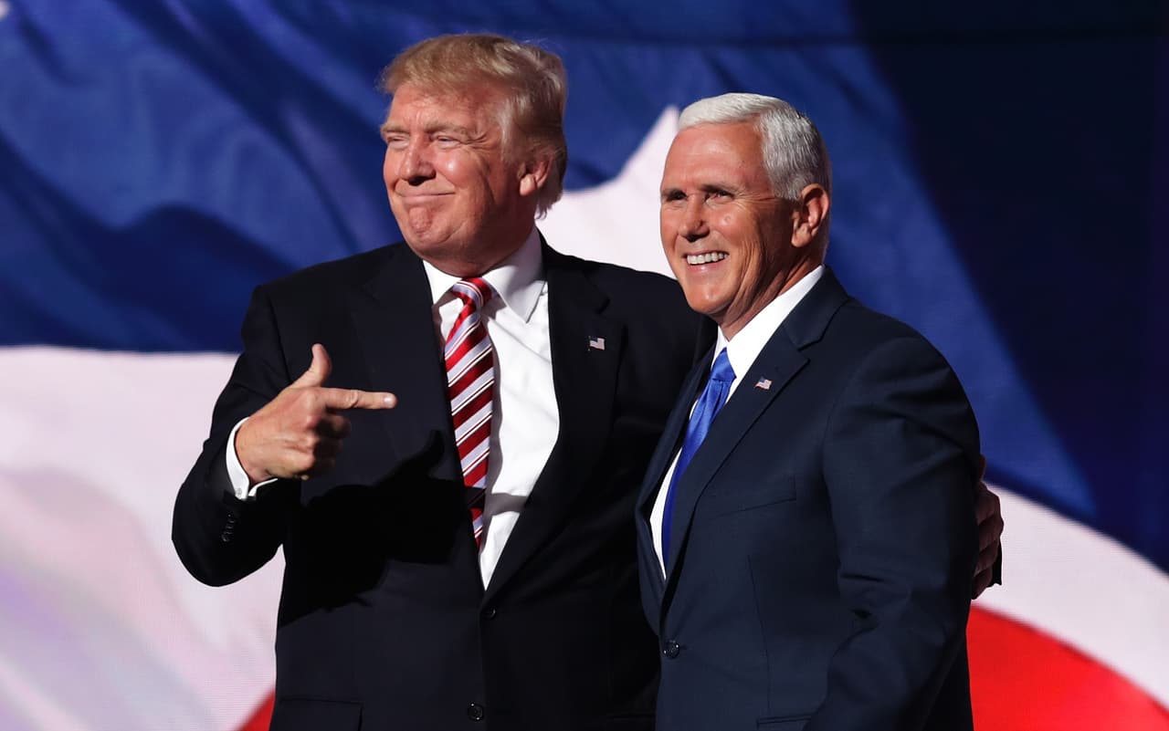 <h2 class="cms-H2-H2">Mike Pence - exvicepresidente del gobierno de Trump</h2>
<br>
<br>Pence es otro de los exfuncionarios del gobierno de Trump que se ha inhibido de criticar públicamente al expresidente, a quien acusó de haber decidido “ser parte del problema” en relación a los sucesos del 6 de enero de 2021. 
<br>
<br>En un reciente libro Pence acusa a Trump, de haber puesto en peligro “a mí, a mi familia y a todos en el edificio del Capitolio”. Sin embargo, al igual que otros funcionarios del gobierno de Trump, Pence se guardó sus criticas hasta el momento de publicar su libro. 
<br>
<br>En una entrevista reciente con ABC News, Pence dijo que cree que los “estadounidenses tendrán mejores opciones” en referencia a la candidatura de Trump en 2024. Sin embargo, en una 
<a href="https://www.univision.com/noticias/politica/mike-pence-responsabiliza-trump-puesto-peligro-familia-entrevista-jorge-ramos" target="_blank">entrevista con Univision Noticias</a> dijo que aún no tenía decicido qué haría. 
<br>