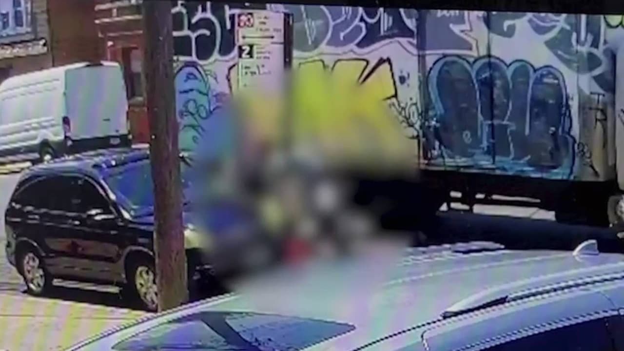 Muere niño de 13 años en Queens tras choque de moto contra un camión