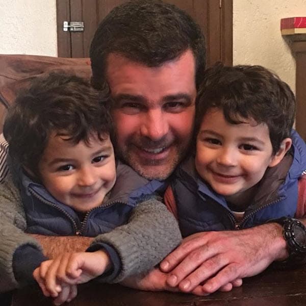 De hecho, uno de 
<a href="https://www.univision.com/famosos/biby-gaytan-se-divirtio-como-una-nina-en-una-jugueteria-al-buscar-regalos-para-sus-gemelos-video">los mellizos de Eduardo</a> lleva el nombre de su 
<b>padre Manuel</b>, mientras que el otro se llama 
<b>Daniel</b>, como el 
<b>progenitor de Biby Gaytán</b>.
<br>