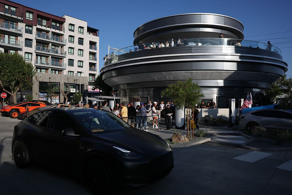 Los precios van desde los 4 dólares hasta 24.50 por una hamburguesa con todo. Como en todo estreno, el negocio ha recibido elogios, por ofrecer una experiencia "futurista", al igual que señalamientos sobre qué puede mejorar.