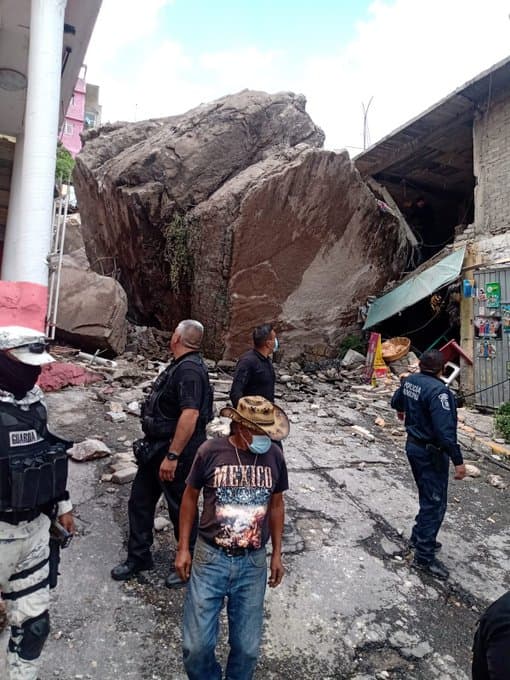 El derrumbe se produjo alrededor de las 14:30 hora local, cuando empezaron a desprenderse toneladas de tierra dejando sepultadas tres viviendas.
