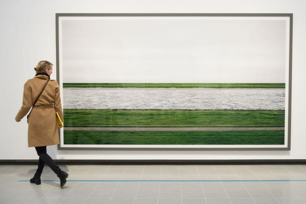 Aun cuando fue modificada de manera digital para quitar a las personas que salieron en ella, eso no le impidió que fuera vendida por 4.3 millones de dólares de acuerdo al Museo de Arte Moderno.