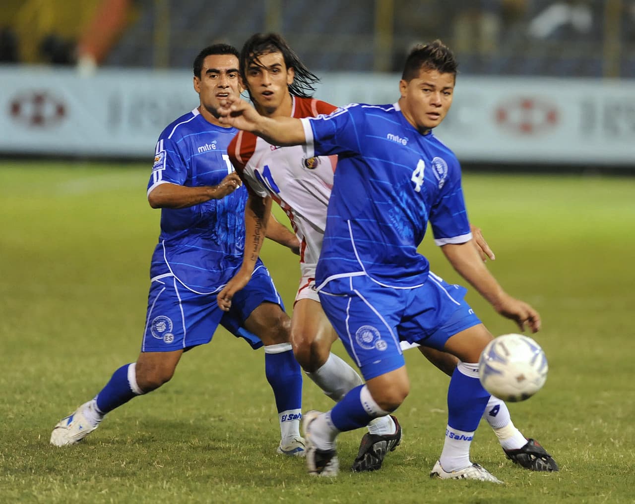 El Salvador también llegaba mal a ese juego, por lo que la selecta y la afición vieron el partido ante México como clave para sus aspiraciones mundialistas. El público salvadoreño optó meterle presión al Tri apoyándose de la gripe A/H1N1.