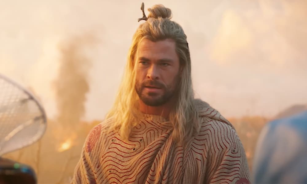 El jefe de Marvel Studios, Kevin Feige, aceptó en una entrevista para 'Gizmodo', en octubre del 2017, que ese momento fue idea de Chris Hemsworth. Su carisma y voluntad de burlarse de sí mismo y de su personaje hicieron que 'Thor: Ragnarok' tuviera un toque más cómico.