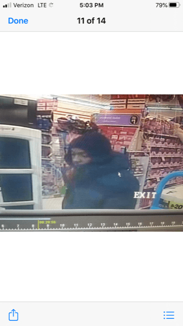 Las autoridades dijeron que el sospechoso llega armado a los lugares, ordena a los empleados que abran la caja fuerte y se llevan el dinero.