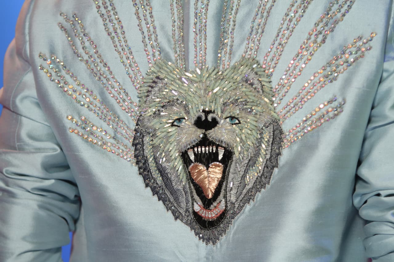 Un atractivo lobo bordado con pedrería fue el que lució Nacho en su espalda.