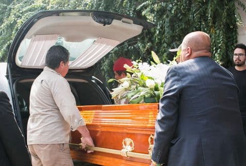 Los restos del primer actor Gonzalo Vega fueron sepultados esta tarde en la zona exclusiva de la Asociación Nacional de Actores (ANDA) en el Panteón Jardín en la Ciudad de México.