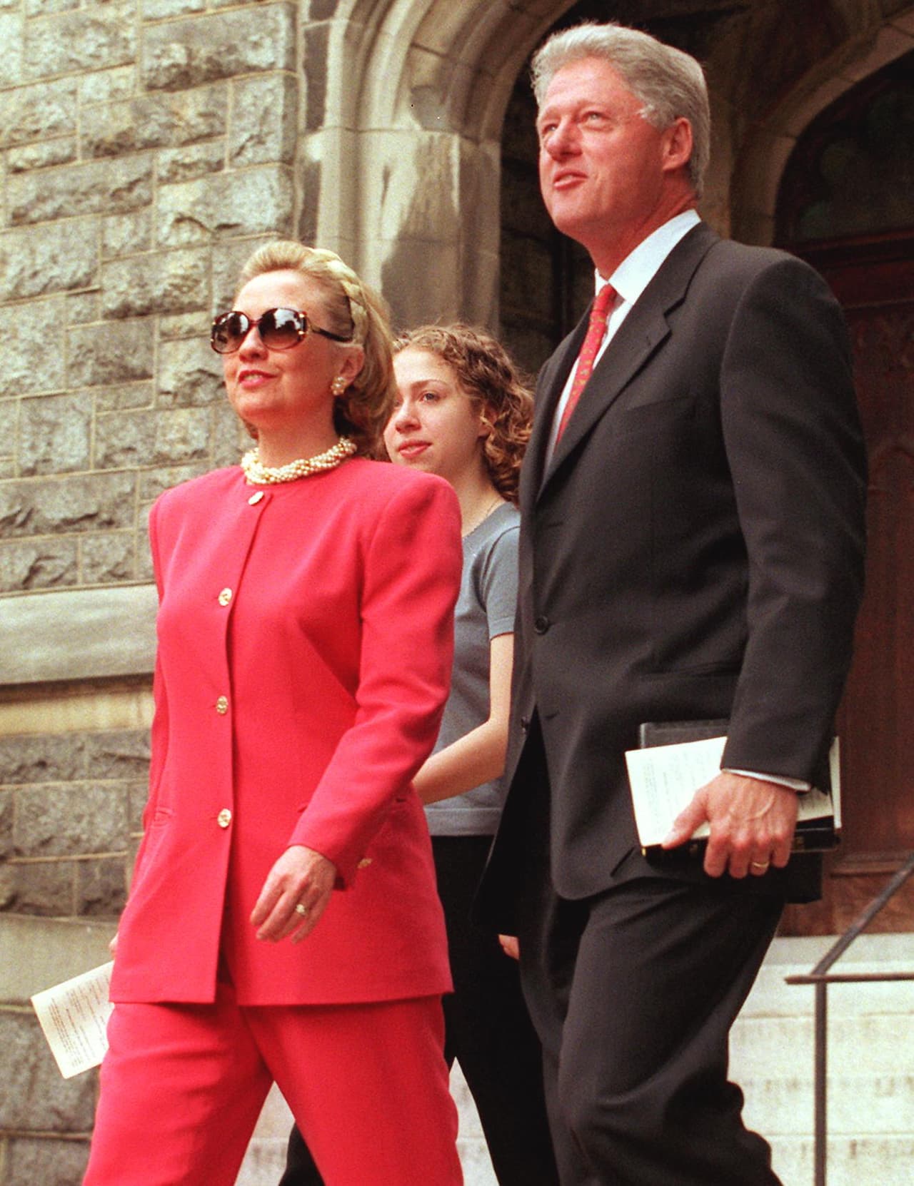 El sastre o 'power suit' fue una apuesta que se popularizó en los años 80 gracias a Giorgio Armani, una especie de uniforme con el que las mujeres harían su transición al mundo laboral. Una década después, Hillary Clinton lo mantenía más vivo que nunca en sus apariciones de carácter político. (WILLIAM PHILPOTT/AFP/Getty Images)