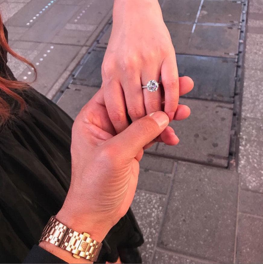 Luego de unos meses Marlene recibió el anillo de compromiso en Nueva York, durante una cena romántica.