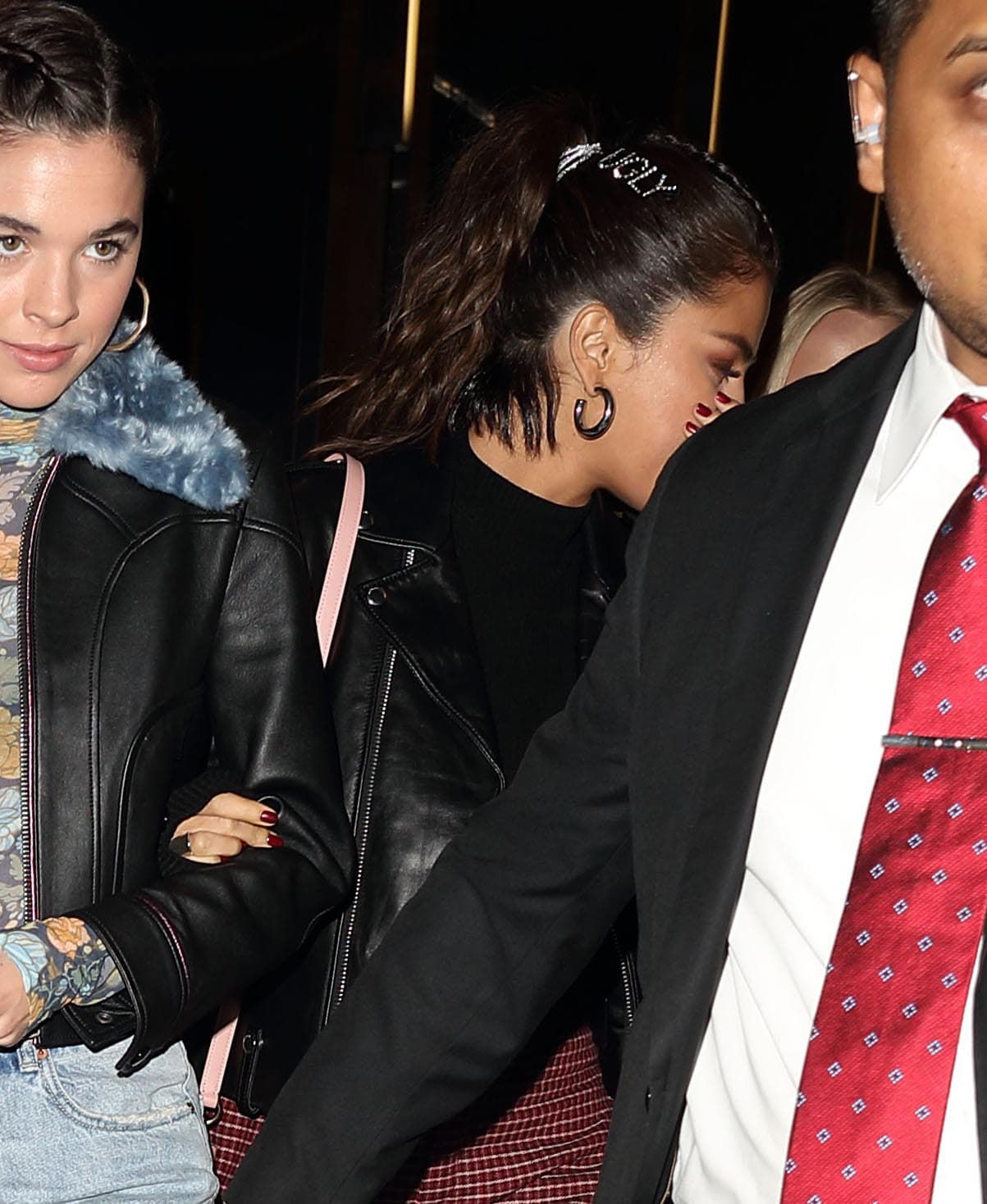 La cantante Selena Gómez se dejó ver por las calles de Nueva York este 11 de septiembre luciendo un broche en su cabello donde se lee "Ugly" (feo/a).