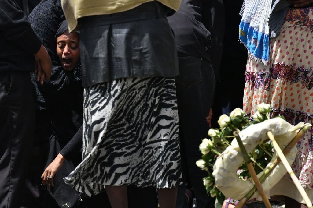 Según el trabajador citado en la foto anterior, lo que queda del aparato podría estar enterrado hasta 20 metros bajo tierra. Encontró una tarjeta de crédito y un pasaporte que encontró estaban tan dañados que no pudo determinar a quién pertenecían: "Todos son trozos, no queda nada grande".
<br>