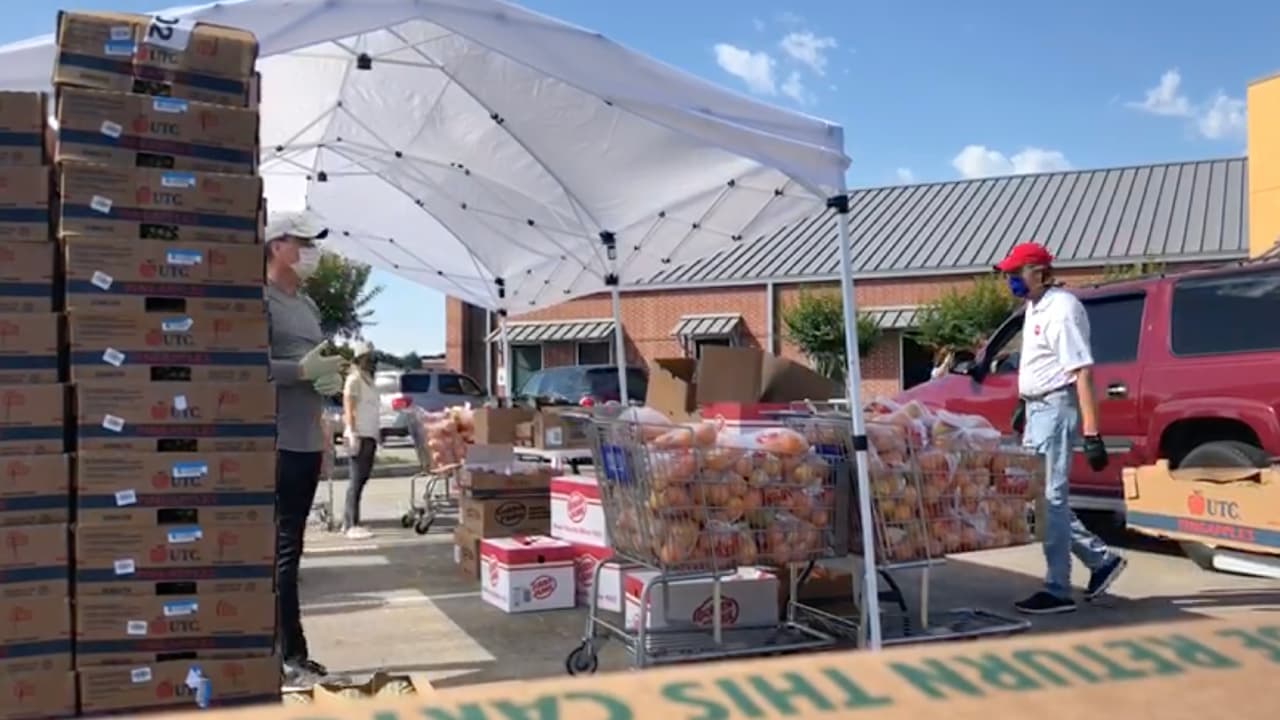 La distribución de alimentos se realizará de lunes a jueves. Los padres deben llamar a la escuela para confirmar la hora en la que se servirán el desayuno o el almuerzo.