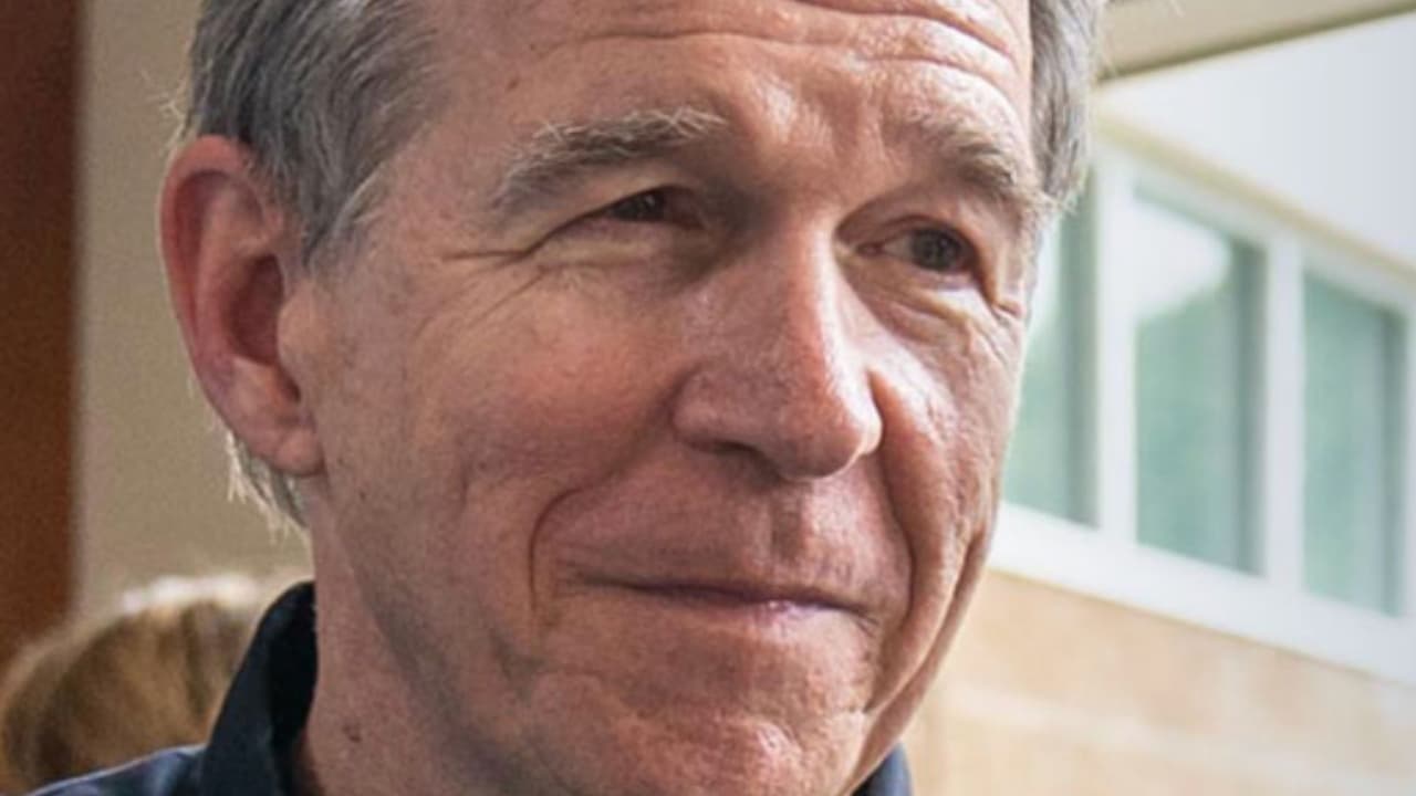 Quién es Roy Cooper: perfil, trayectoria y propuestas del candidato demócrata al Senado de EEUU por Carolina del Norte