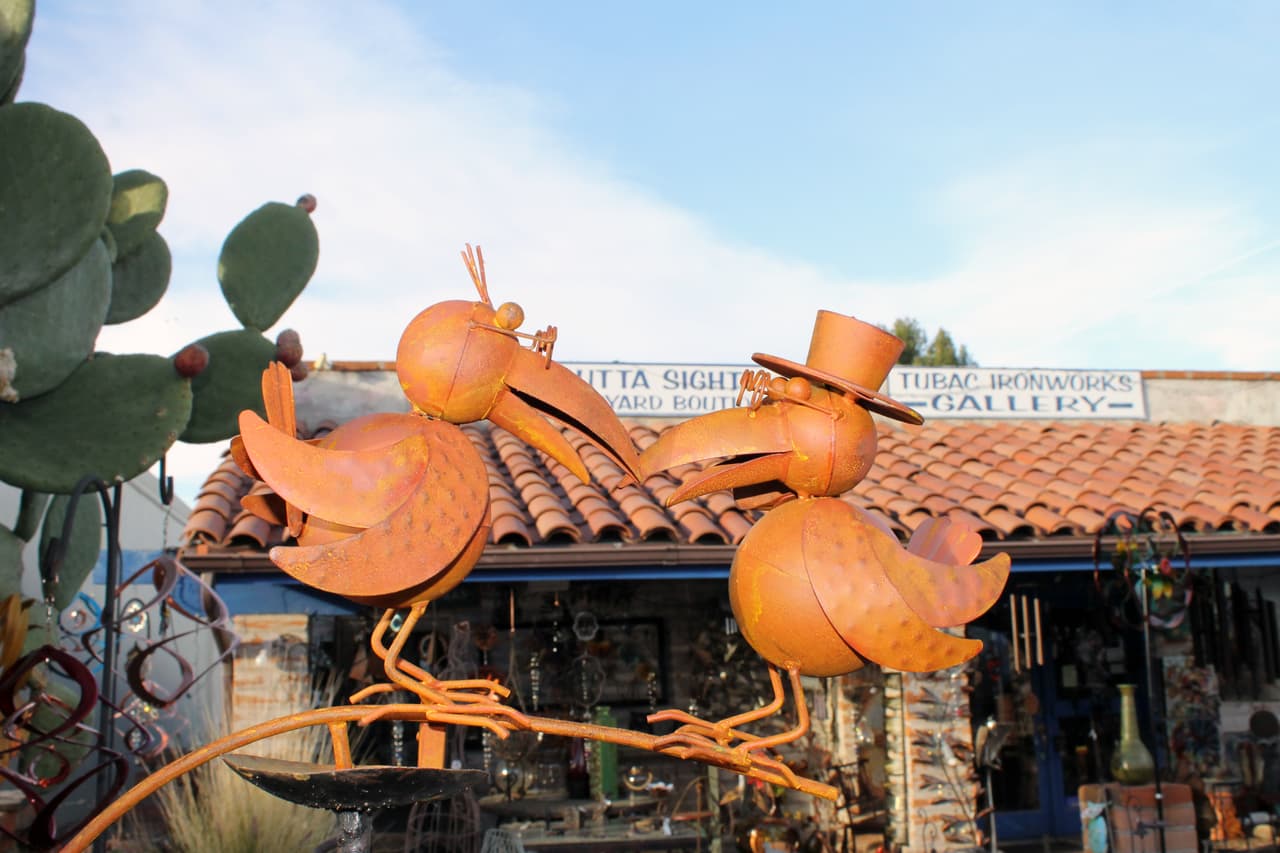 La pintoresca comunidad se ha convertido en una colonia de artistas, con múltiples galerías y tiendas donde los visitantes pueden encontrar un sinfín de artesanías.